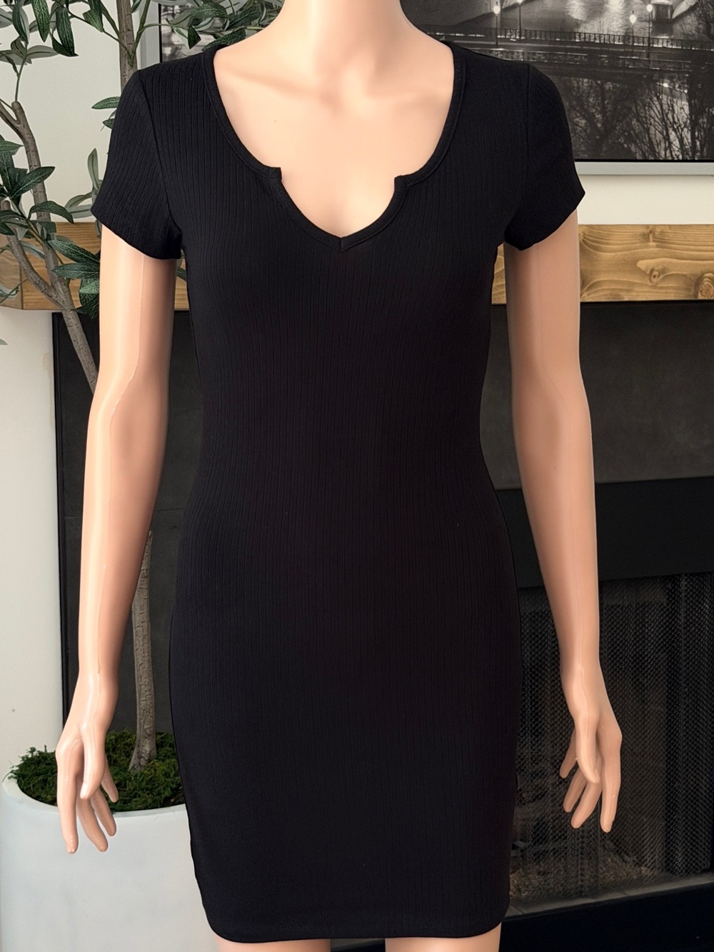 Bozzolo Black Ribbed Short Sleeve V-Neck Bodycon Dress